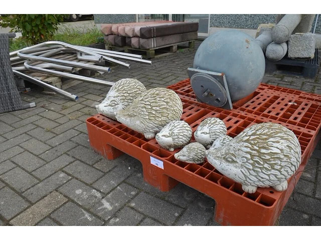 7 stenen egels, ronde metalen bol (zonder pvc pallet) - afbeelding 3 van  4