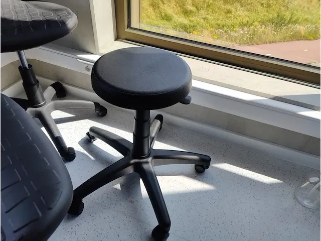 7 verrijdbare bureaustoel manutan + 1 verrijdbare kruk - afbeelding 6 van  6