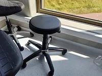 7 verrijdbare bureaustoel manutan + 1 verrijdbare kruk - afbeelding 6 van  6
