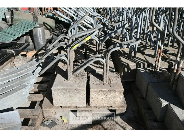 7 x metalen fietsrek met betonblok - afbeelding 1 van  5