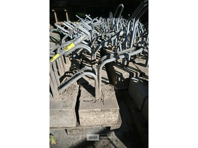 7 x metalen fietsrek met betonblok - afbeelding 2 van  5