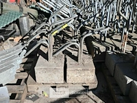 7 x metalen fietsrek met betonblok - afbeelding 1 van  5