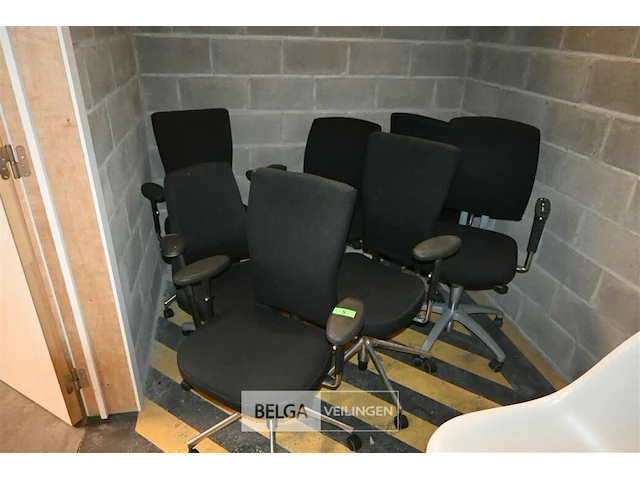 7 zwarte vitra bureelstoelen - afbeelding 1 van  5