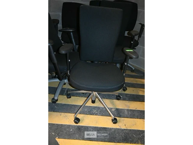 7 zwarte vitra bureelstoelen - afbeelding 2 van  5