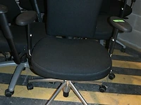 7 zwarte vitra bureelstoelen - afbeelding 2 van  5