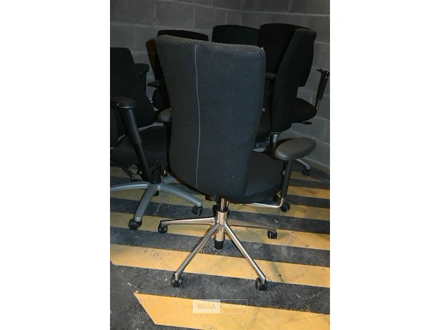 7 zwarte vitra bureelstoelen - afbeelding 3 van  5