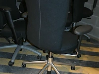 7 zwarte vitra bureelstoelen - afbeelding 3 van  5