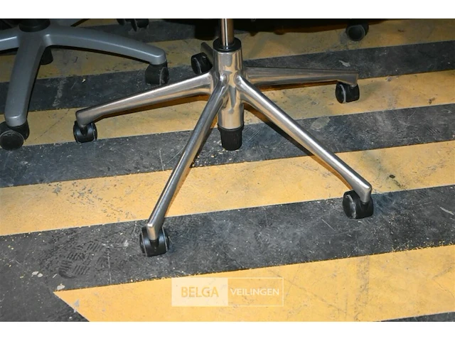 7 zwarte vitra bureelstoelen - afbeelding 4 van  5