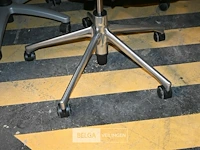 7 zwarte vitra bureelstoelen - afbeelding 4 van  5