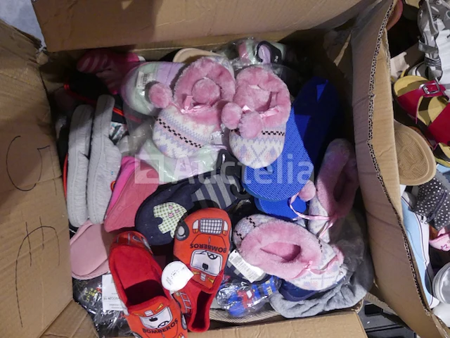 70 diverse veelkleurige pantoffels - afbeelding 1 van  7