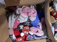 70 diverse veelkleurige pantoffels - afbeelding 1 van  7