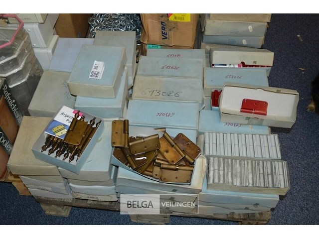 ±70 doosjes retro deurscharnieren div kleuren - afbeelding 1 van  4