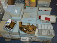 ±70 doosjes retro deurscharnieren div kleuren - afbeelding 1 van  4