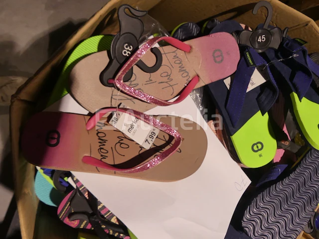 70 veelkleurige strandschoenen - afbeelding 3 van  7