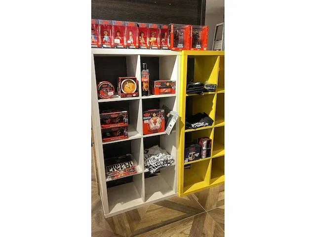 71 stuks diversen merk: stranger things, funko,etc - afbeelding 1 van  2