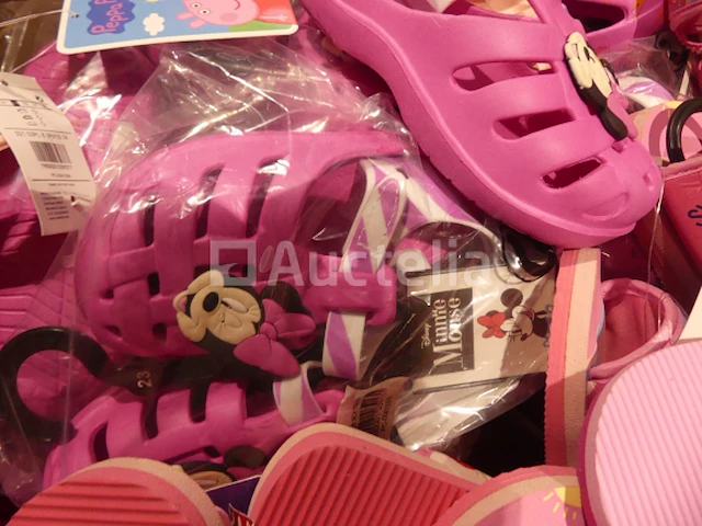 71 veelkleurige strandschoenen - afbeelding 1 van  6