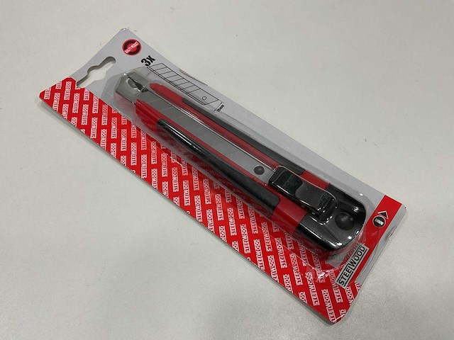 72 x afbreekmes 18 mm met ijzeren geleider; inclusief 3 mesjes - afbeelding 1 van  3