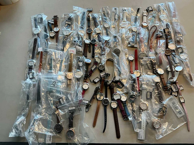 75 diverse horloges olivier strelli - afbeelding 1 van  17