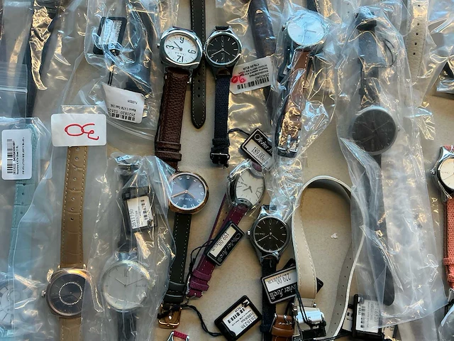 75 diverse horloges olivier strelli - afbeelding 15 van  17