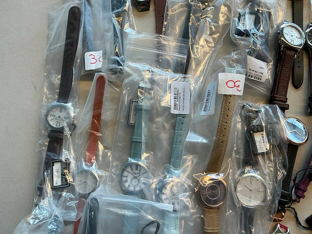 75 diverse horloges olivier strelli - afbeelding 16 van  17