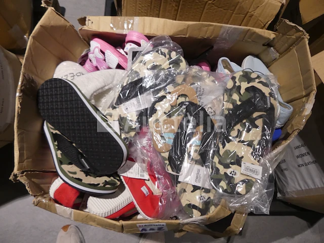 75 veelkleurige strandschoenen - afbeelding 1 van  9