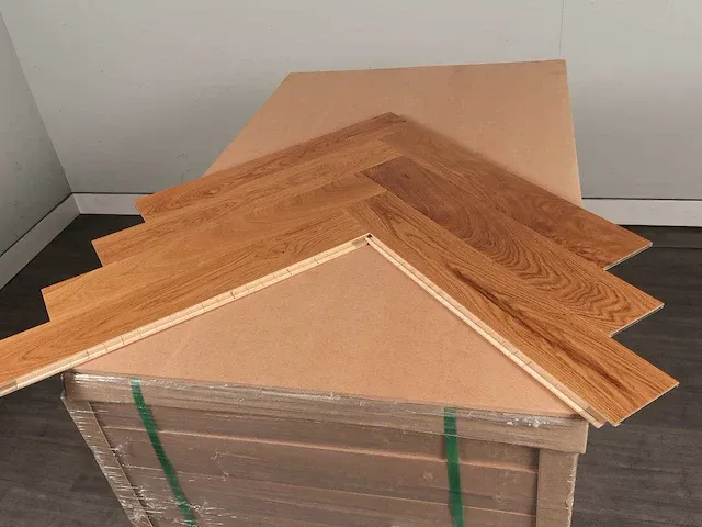 77 m2 multiplank eiken visgraat parket - 660 x 110 x 14 mm - afbeelding 1 van  4