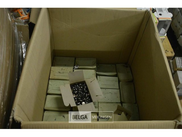 ±78 doosjes nagels voor stoelbekleding - afbeelding 1 van  3