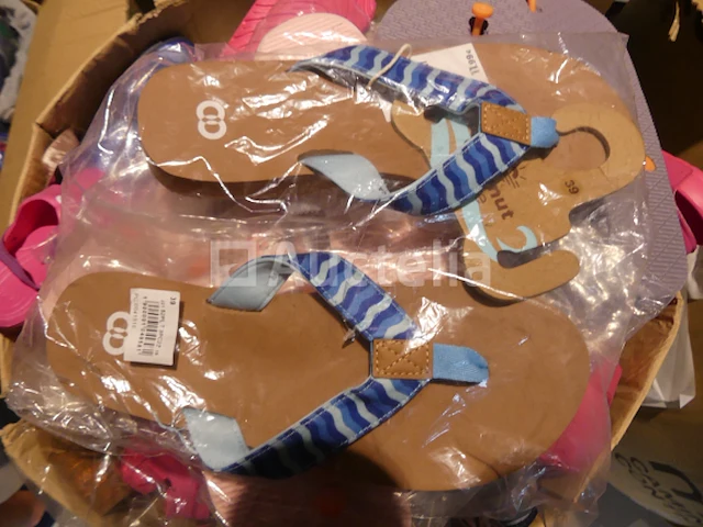 79 diverse veelkleurige strandschoenen - afbeelding 2 van  8