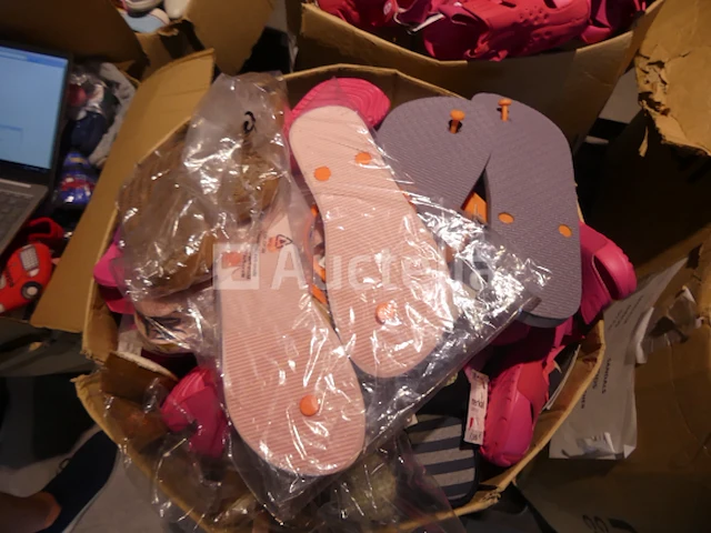 79 diverse veelkleurige strandschoenen - afbeelding 3 van  8