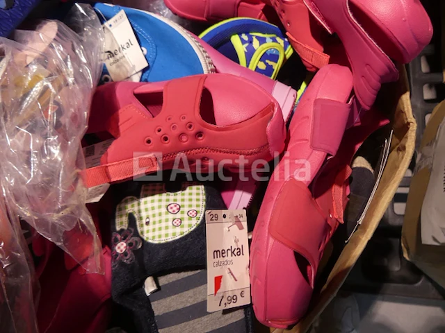 79 diverse veelkleurige strandschoenen - afbeelding 6 van  8