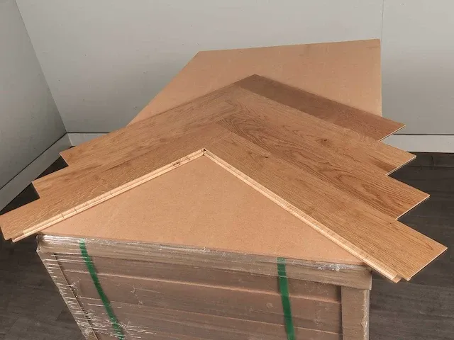 79 m2 multiplank eiken visgraat parket - 660 x 110 x 14 mm - afbeelding 1 van  4