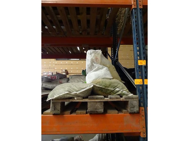 7x pallet bouw materialen - afbeelding 1 van  17
