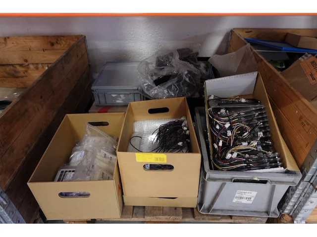 7x pallet diverse onderdelen laadpaalproductie - afbeelding 9 van  15