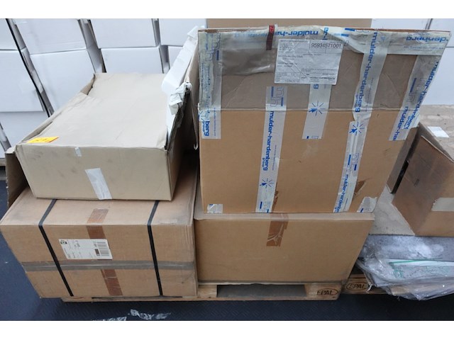 7x pallet elektrische onderdelen laadpaalproductie - afbeelding 2 van  12