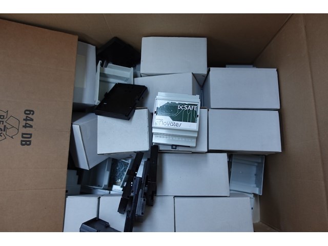 7x pallet elektrische onderdelen laadpaalproductie - afbeelding 3 van  12