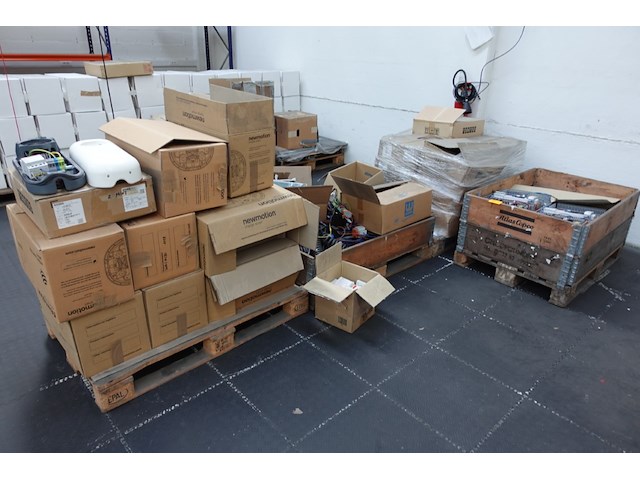 7x pallet elektrische onderdelen laadpaalproductie - afbeelding 1 van  12