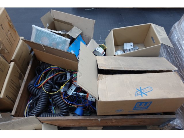 7x pallet elektrische onderdelen laadpaalproductie - afbeelding 6 van  12