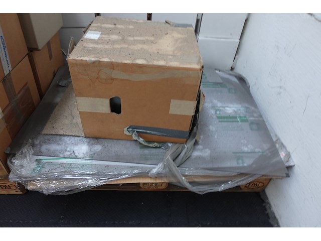 7x pallet elektrische onderdelen laadpaalproductie - afbeelding 12 van  12