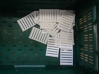 7x stapelbare kunststof bak + inhoud - afbeelding 2 van  11