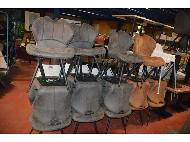 8 bruin fineerhouten bistro tafels 70x70cm , 11 moderne kuipstoelen grijze stoffen zit en rug , 5 moderne kuipstoelen bruin stoffen zit en rug , moderne grijze stoffen muurbank (6,8,9,10) - afbeelding 3 van  18