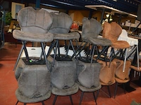 8 bruin fineerhouten bistro tafels 70x70cm , 11 moderne kuipstoelen grijze stoffen zit en rug , 5 moderne kuipstoelen bruin stoffen zit en rug , moderne grijze stoffen muurbank (6,8,9,10) - afbeelding 3 van  18