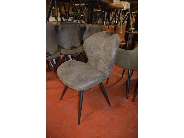 8 bruin fineerhouten bistro tafels 70x70cm , 11 moderne kuipstoelen grijze stoffen zit en rug , 5 moderne kuipstoelen bruin stoffen zit en rug , moderne grijze stoffen muurbank (6,8,9,10) - afbeelding 6 van  18