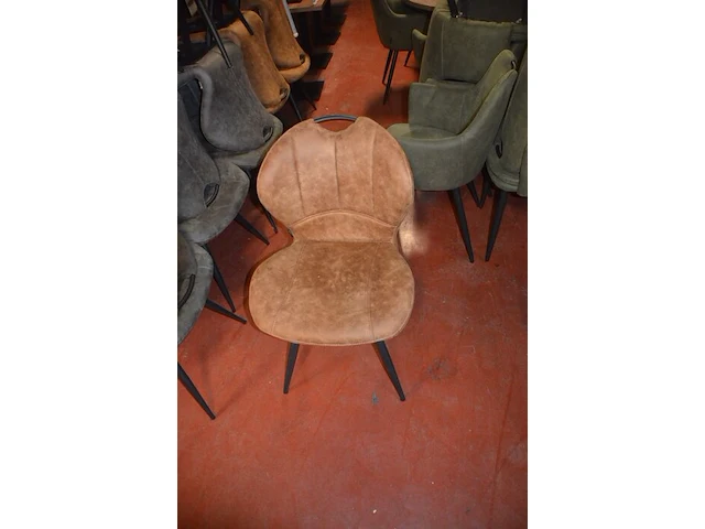 8 bruin fineerhouten bistro tafels 70x70cm , 11 moderne kuipstoelen grijze stoffen zit en rug , 5 moderne kuipstoelen bruin stoffen zit en rug , moderne grijze stoffen muurbank (6,8,9,10) - afbeelding 9 van  18