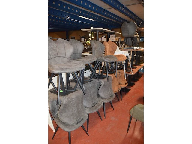 8 bruin fineerhouten bistro tafels 70x70cm , 11 moderne kuipstoelen grijze stoffen zit en rug , 5 moderne kuipstoelen bruin stoffen zit en rug , moderne grijze stoffen muurbank (6,8,9,10) - afbeelding 1 van  18