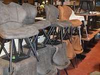 8 bruin fineerhouten bistro tafels 70x70cm , 11 moderne kuipstoelen grijze stoffen zit en rug , 5 moderne kuipstoelen bruin stoffen zit en rug , moderne grijze stoffen muurbank (6,8,9,10)
