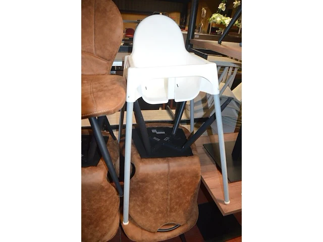 8 bruin fineerhouten bistro tafels 70x70cm , 11 moderne kuipstoelen grijze stoffen zit en rug , 5 moderne kuipstoelen bruin stoffen zit en rug , moderne grijze stoffen muurbank (6,8,9,10) - afbeelding 11 van  18