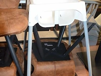 8 bruin fineerhouten bistro tafels 70x70cm , 11 moderne kuipstoelen grijze stoffen zit en rug , 5 moderne kuipstoelen bruin stoffen zit en rug , moderne grijze stoffen muurbank (6,8,9,10) - afbeelding 11 van  18