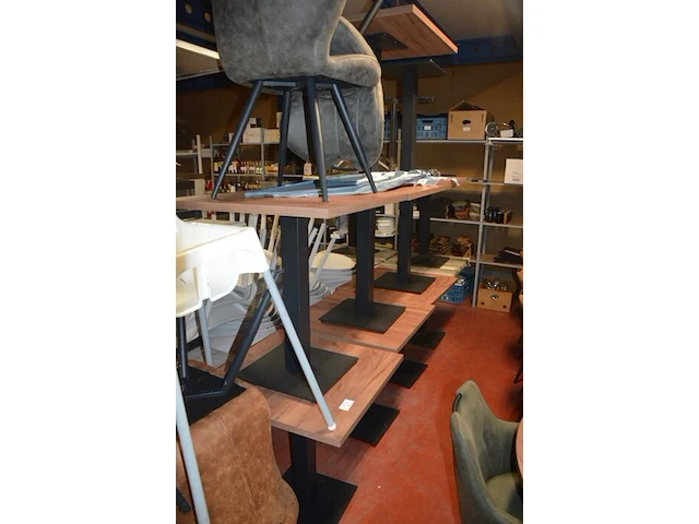 8 bruin fineerhouten bistro tafels 70x70cm , 11 moderne kuipstoelen grijze stoffen zit en rug , 5 moderne kuipstoelen bruin stoffen zit en rug , moderne grijze stoffen muurbank (6,8,9,10) - afbeelding 12 van  18