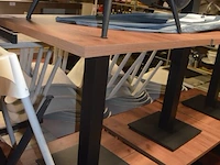 8 bruin fineerhouten bistro tafels 70x70cm , 11 moderne kuipstoelen grijze stoffen zit en rug , 5 moderne kuipstoelen bruin stoffen zit en rug , moderne grijze stoffen muurbank (6,8,9,10) - afbeelding 14 van  18