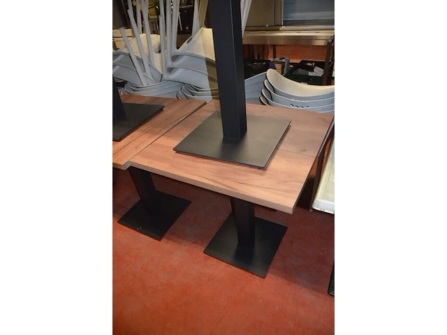 8 bruin fineerhouten bistro tafels 70x70cm , 11 moderne kuipstoelen grijze stoffen zit en rug , 5 moderne kuipstoelen bruin stoffen zit en rug , moderne grijze stoffen muurbank (6,8,9,10) - afbeelding 15 van  18